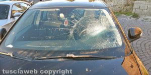 Montefiascone - L'auto colpita dal sasso caduto dal muro della Rocca dei Papi