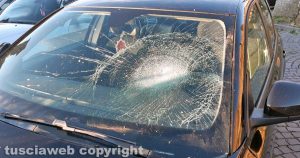 Montefiascone - L'auto colpita dal sasso caduto dal muro della Rocca dei Papi