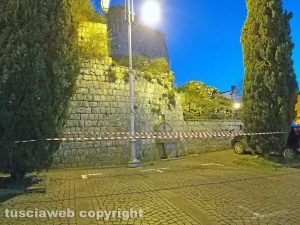 Montefiascone - Sasso colpisce auto in sosta - L'area delimitata