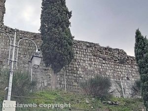 Montefiascone - La recinzione installata vicino al muro della Rocca dei Papi