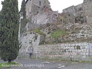 Montefiascone - La recinzione installata vicino al muro della Rocca dei Papi