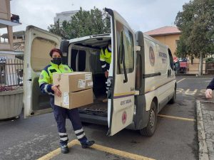 I volontari Aeopc consegnano le mascherine alle scuole