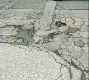 Viterbo - Buche a via Monfalcone