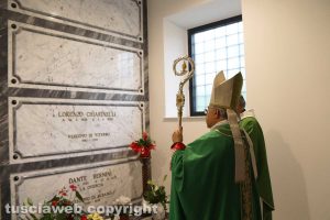Viterbo - Il cardinale Marcello Semeraro visita la tomba di Dante Bernini