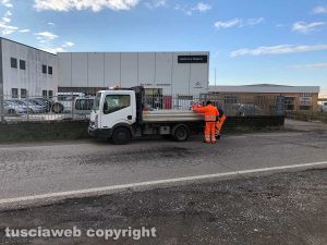 La strada dissestata al Poggino