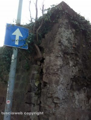 Viterbo - Muro pericolante a via della Palazzina