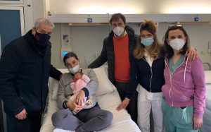 Priscilla, la prima nata del 2021, con il sindaco Arena e il primario di Ostetricia Nicolanti