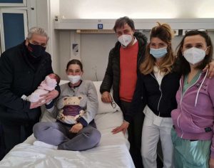 Priscilla, la prima nata del 2021, con il sindaco Arena e il primario di Ostetricia Nicolanti