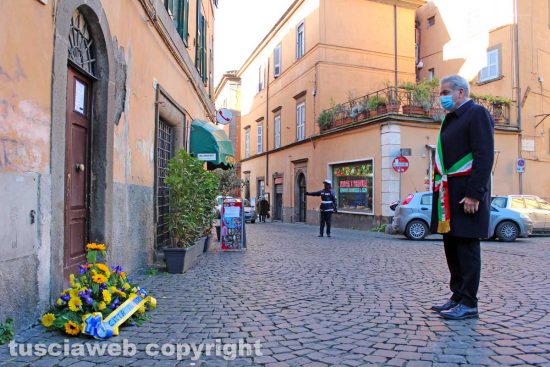 Viterbo - Il sindaco Giovanni Arena in via della Verità 19