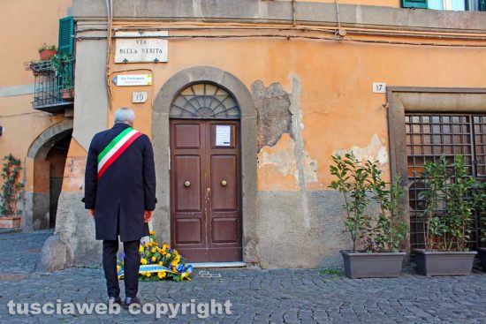 Viterbo - Il sindaco Giovanni Arena in via della Verità 19
