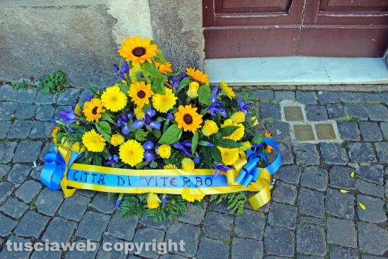 Viterbo - La corona di fiori del comune e le pietre d'inciampo