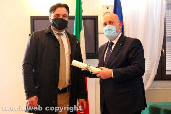 Viterbo - Il prefetto consegna la nomina di Gino Bartoli al fratello Riccardo