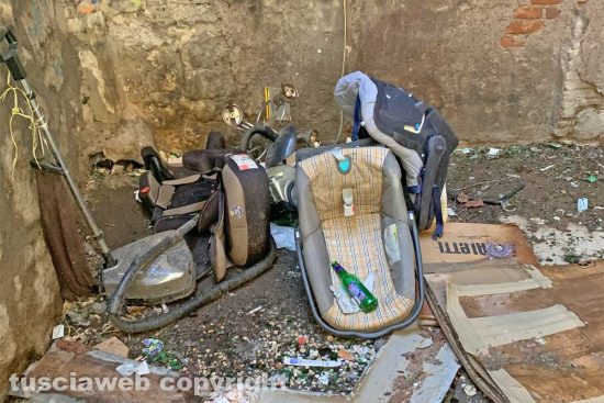 Viterbo - Rifiuti abbandonati in largo Marconi