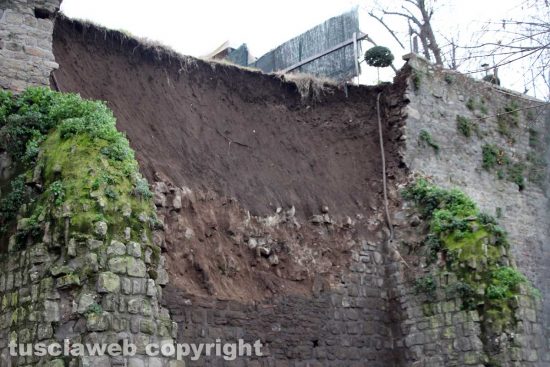 Viterbo - Un vecchio muro in peperino è crollato all'interno del posteggio di largo Cavalieri Costantiniani