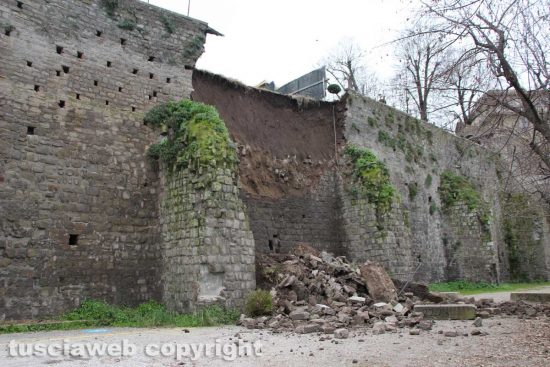 Viterbo - Un vecchio muro in peperino è crollato all'interno del posteggio di largo Cavalieri Costantiniani
