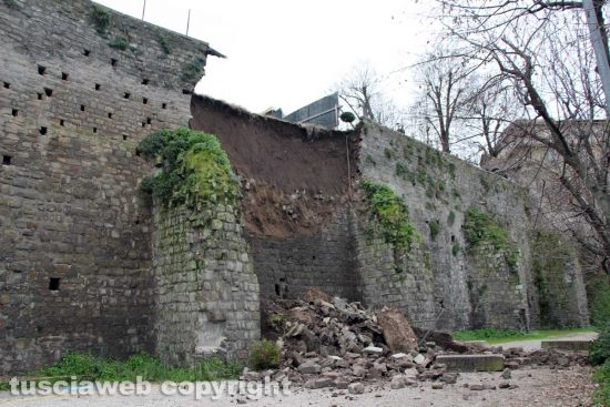 Viterbo - Un vecchio muro in peperino è crollato all'interno del posteggio di largo Cavalieri Costantiniani