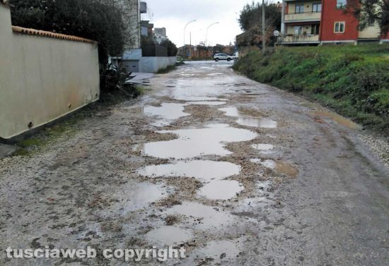 Viterbo - Strada dissestata in via castello di Longula