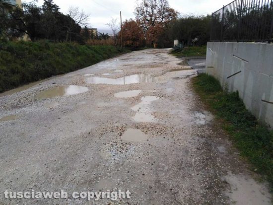 Viterbo - Strada dissestata in via castello di Longula