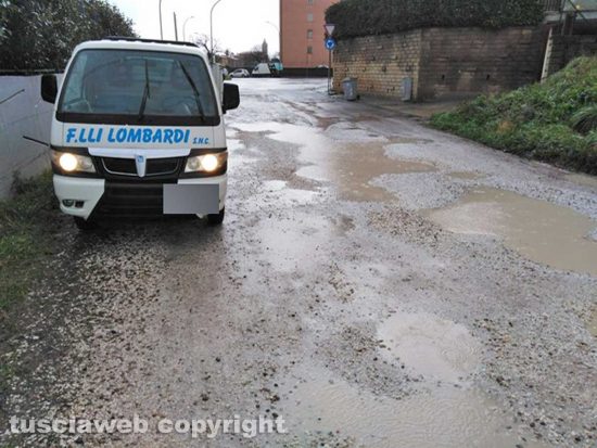 Viterbo - Strada dissestata in via castello di Longula