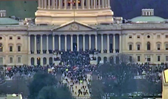 Washington - Sostenitori di Trump, armati e mascherati, fanno irruzione nel parlamento americano