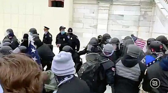 Washington - Sostenitori di Trump, armati e mascherati, fanno irruzione nel parlamento americano