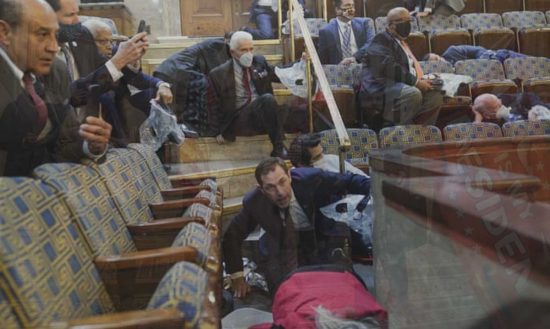 Washington - Sostenitori di Trump, armati e mascherati, fanno irruzione nel parlamento americano