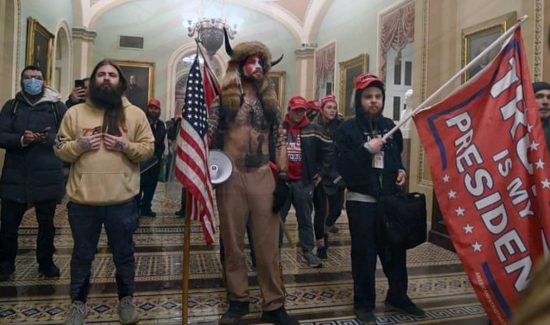 Washington - Sostenitori di Trump, armati e mascherati, fanno irruzione nel parlamento americano