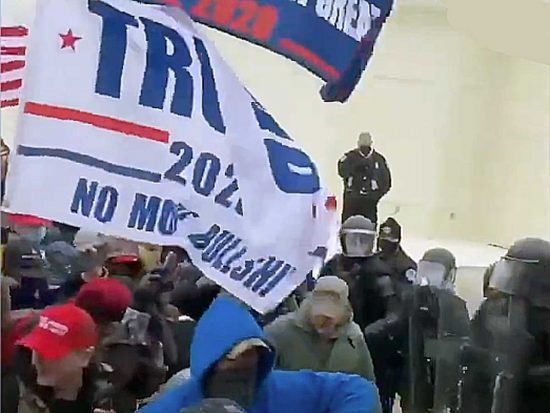 Washington - Sostenitori di Trump, armati e mascherati, fanno irruzione nel parlamento americano