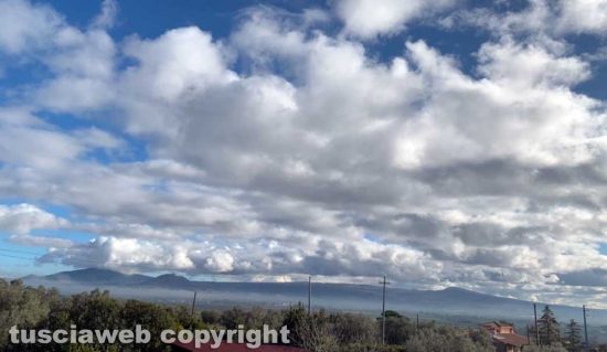 Il cielo del mattino sopra Viterbo