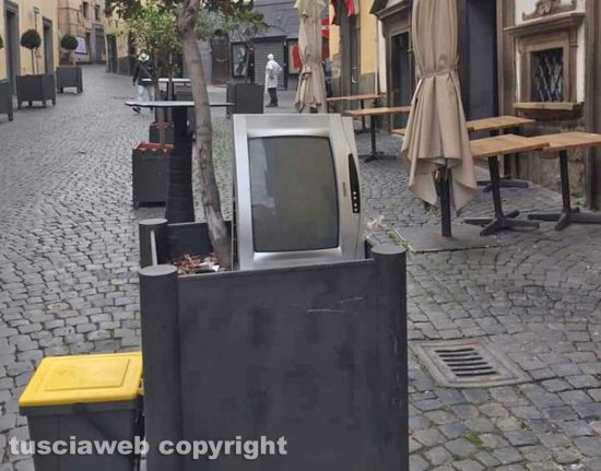 Viterbo - Un televisore nella fioriera di via San Lorenzo