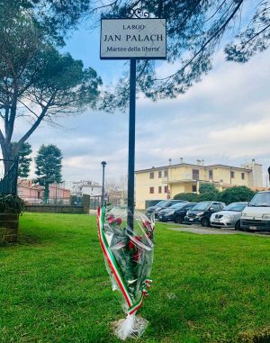  Un mezzo di fiori nella piazza intitolata a Jan Palach