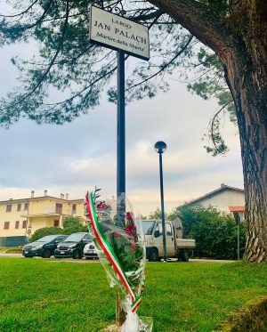  Un mezzo di fiori nella piazza intitolata a Jan Palach