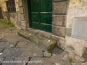 Viterbo - Bicchierini e bottiglie abbandonate in via Sacchi