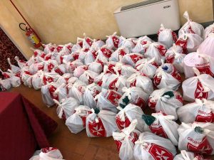 Viterbo - La distribuzione dei pacchi alimentari dei Cavalieri di Malta