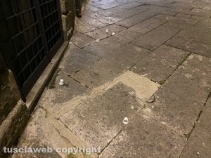 Viterbo - Bicchierini e bottiglie abbandonate in via Sacchi