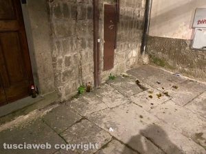 Viterbo - Bicchierini e bottiglie abbandonate in via Sacchi