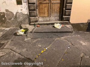 Viterbo - Bicchierini e bottiglie abbandonate in via Sacchi