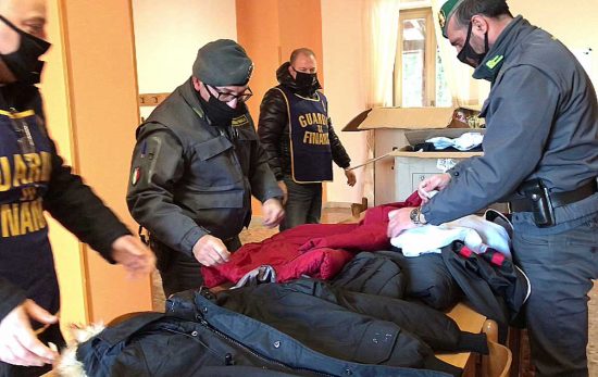 Genzano - Guardia di finanza - Scoperto show room del falso