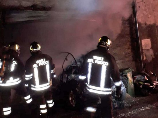 Ronciglione - Auto prende fuoco, evacuata una palazzina