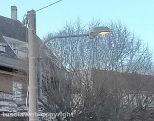 Viterbo - Lampioni accesi in pieno giorno in via Santa Maria in Gradi