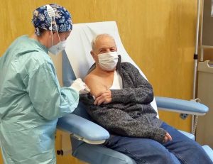 Coronavirus - Vaccino su un over 80 all'ospedale di Belcolle