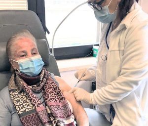 Coronavirus - Vaccino su un over 80