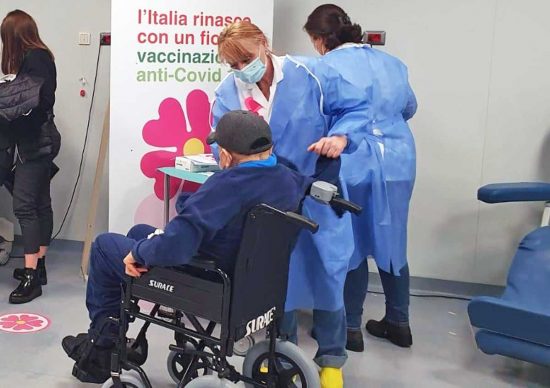 Coronavirus - Vaccino su un over 80