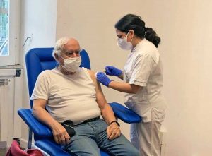 Coronavirus - Vaccino su un over 80