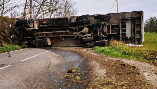 Lubriano - Il camion ribaltato sulla strada provinciale 55