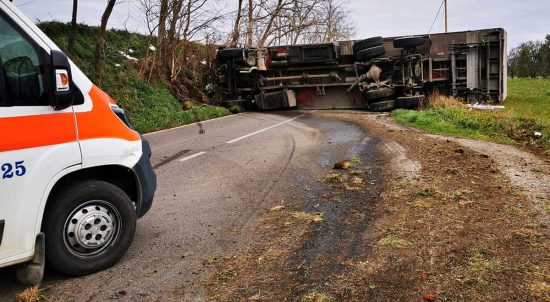 Lubriano - Il camion ribaltato sulla strada provinciale 55