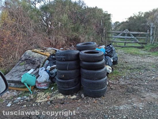 Viterbo - Pneumatici abbandonati in strada Filante