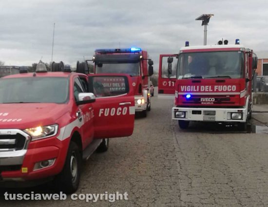 Viterbo - Capannone in fiamme al Poggino - Intervento dei vigili del fuoco