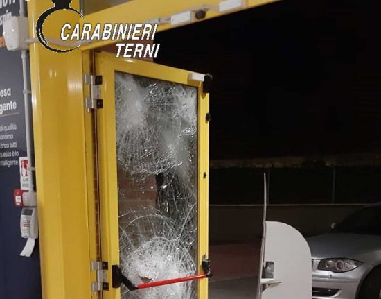 Amelia - Carabinieri - Entrano in un supermercato e fanno esplodere la cassaforte