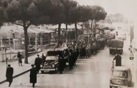 Viterbo - Corteo funebre negli anni Cinquanta di fronte al Luna Park di piazzale Gramsci